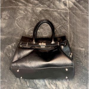 Black Wilson’s leather purse